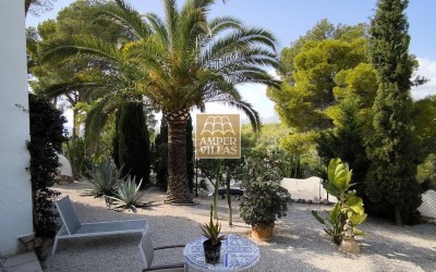 Lovely, cosy villa with a beautiful garden.